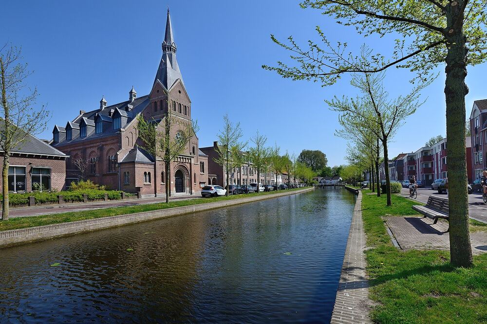 Het Van Houten Kerkje aan het water in Weesp