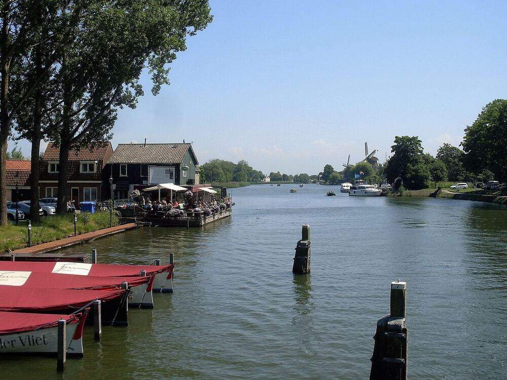 Terras en aanlegsteigers aan de Vecht bij Weesp